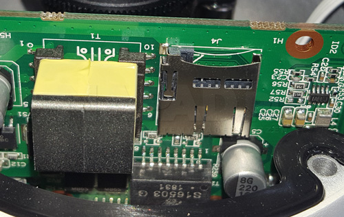 Slot karty pamięci microSD w kamerze IP Dahua.