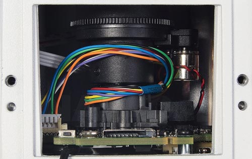 DH-IPC-HFW2231RP-ZS-IRE6 - Wbudowany obiektyw typu motozoom w kamerze IP.