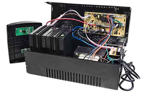 Konstrukcja UPSa EAST 1200-T Li z ekranem LCD