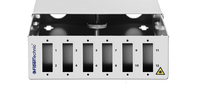 Panel pod adaptery w przełącznicy światłowodowej Fibertechnic.