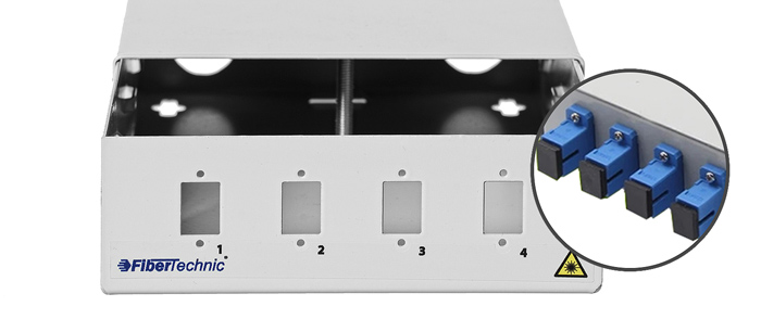 Panel pod adaptery w przełącznicy światłowodowej Fibertechnic.