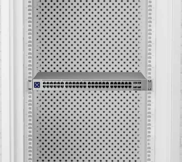 Przełącznik Ubiquiti UniFi Switch Pro 48 PoE zamontowany w szafie rack